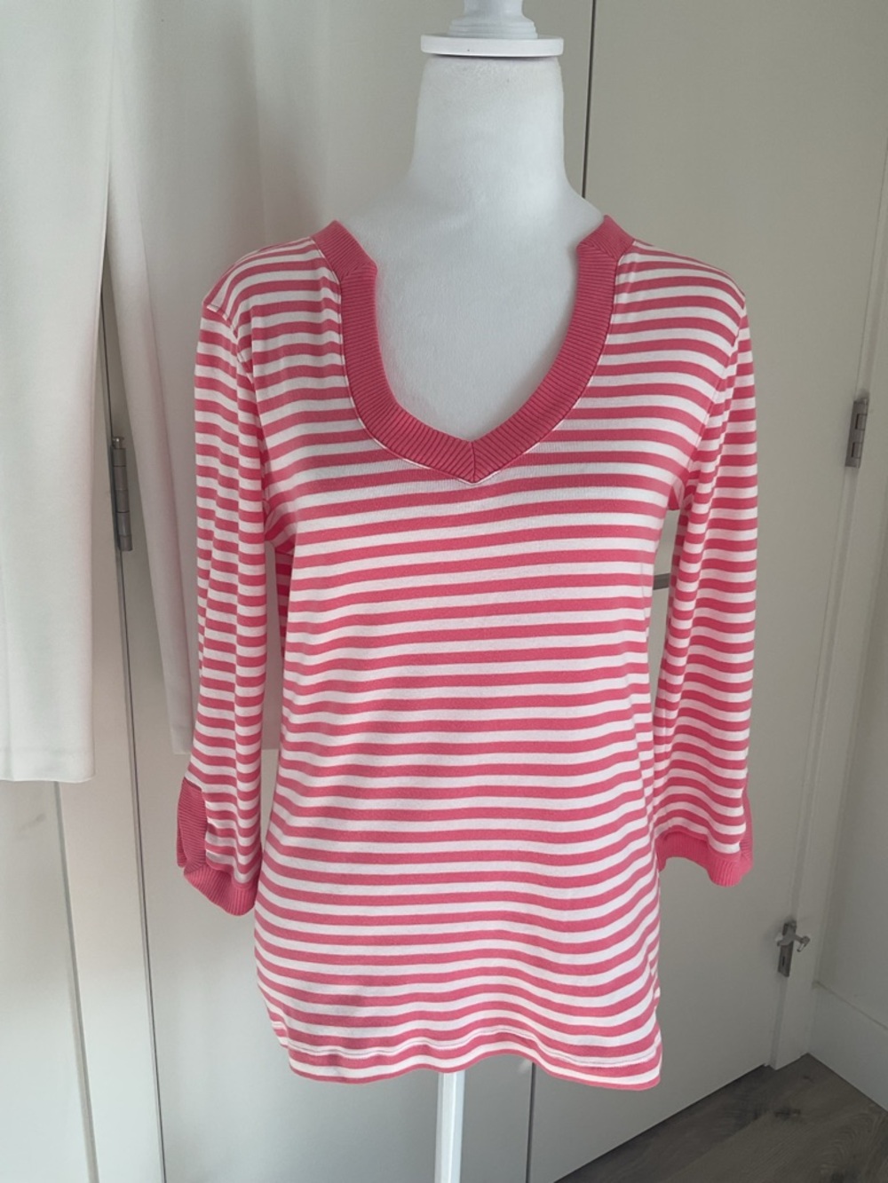 *** 346 BROOKS BROTHERS ***Pink & White Striped V-Neck Top